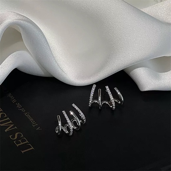 Claw earringsCharms Wrap huggie earrings, Dainty bridesmaid earrings for her - Picture 3 of 9